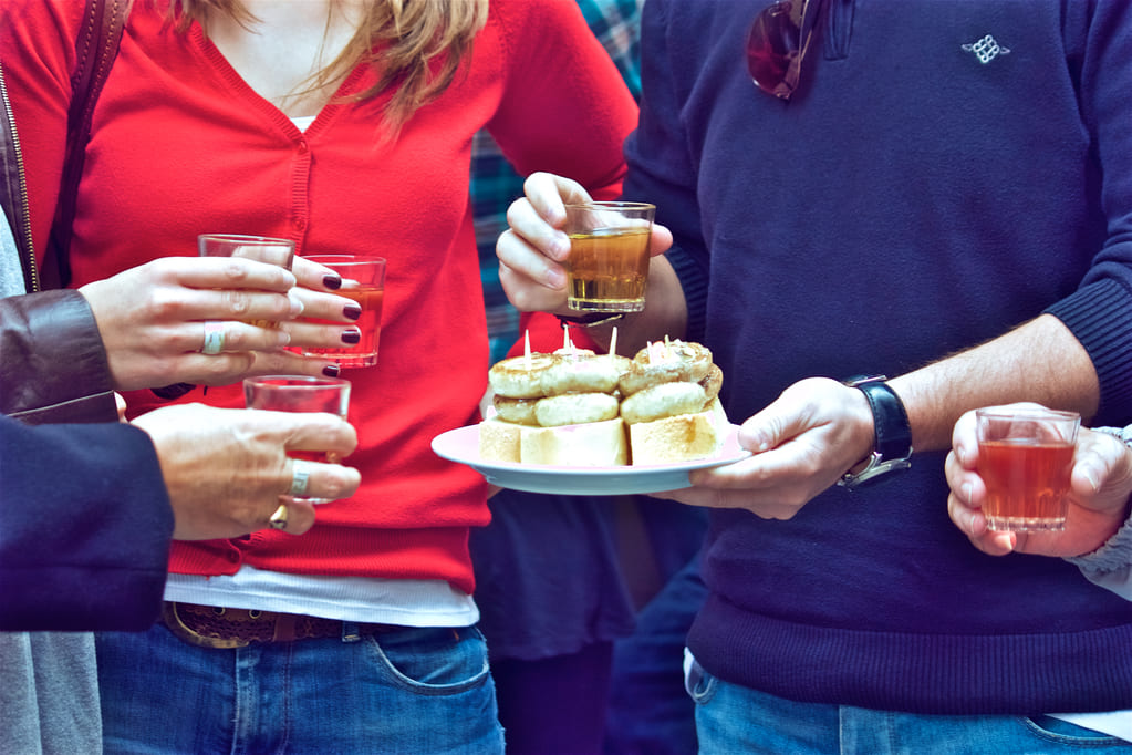 Gente disfrutando un pincho de champi y un Rioja en La Laurel, Logroño, punto final de nuestro Free Tour de Logroño.