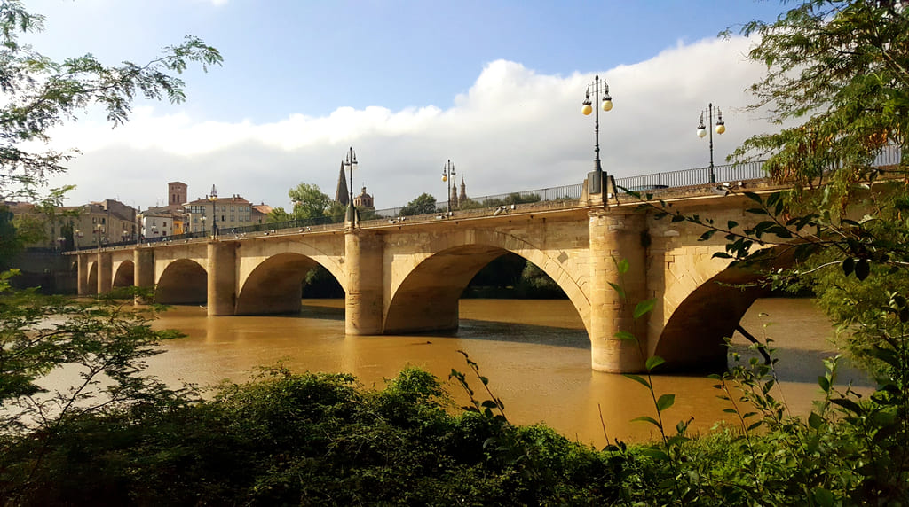 Sobre el río Ebro, el Puente de Piedra de la capital de La Rioja