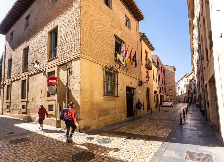 Mochilera explorando el casco antiguo de la ciudad por donde circula el Free Tour de Logroño.