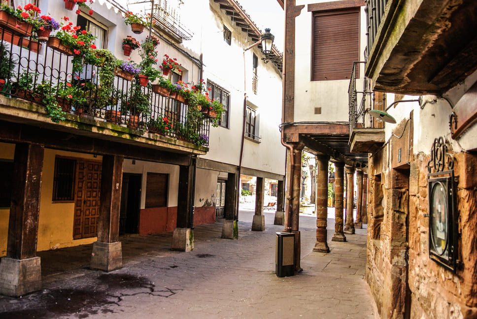 Fotografía de los pórticos de las calles de Ezcaray, La Rioja.