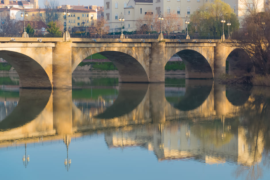 Fotografía del Puente de Piedra, el más antiguo de la ciudad de Logroño, La Rioja
