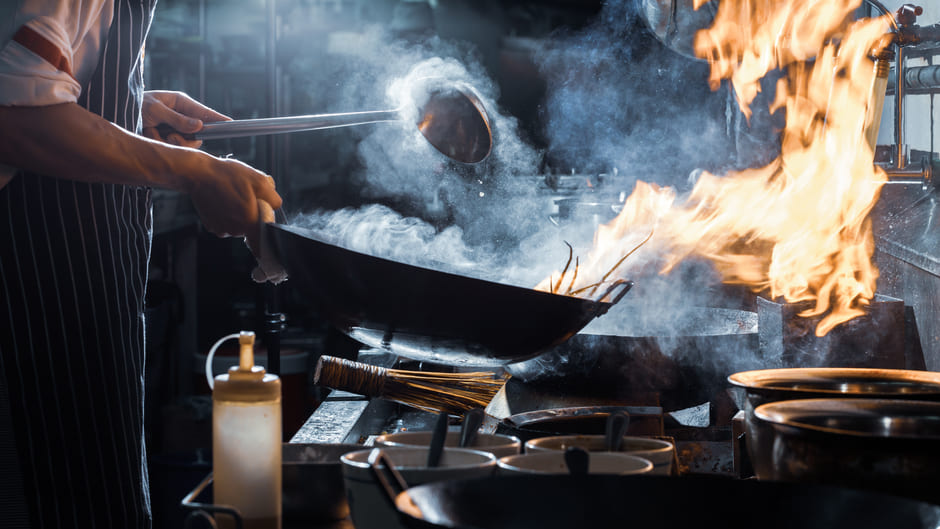 Cocina profesional preparando un soufflé en un restaurante de Logroño, La Rioja