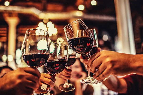 Brindis en una cata de vino en Logroño parte de Tours Logroño