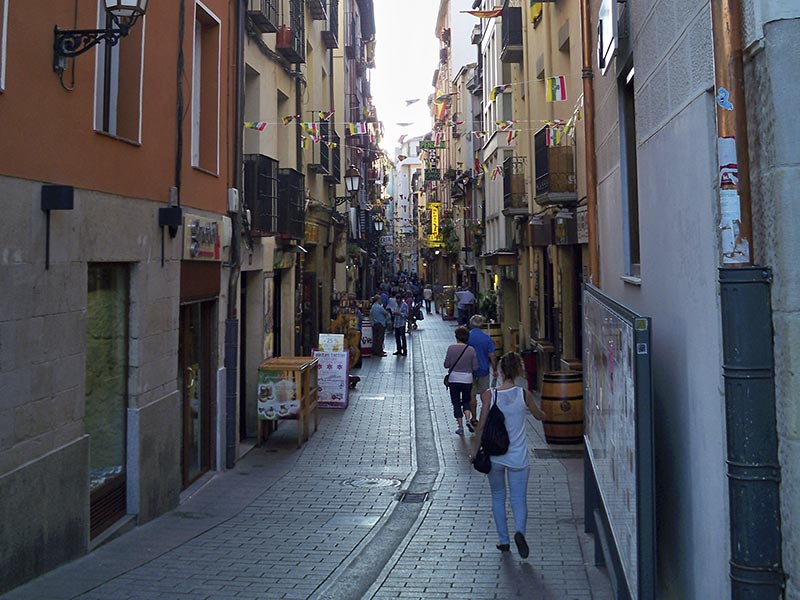 Fotografía de la famosa Calle San Juan de Logroño, llena de bares de pinchos y vinos de Rioja.